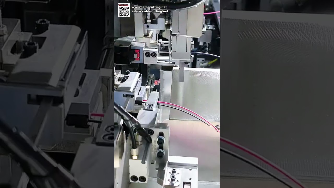Volledig automatische kabelboommachine voor inbrengen van kunststof connectorbehuizingen