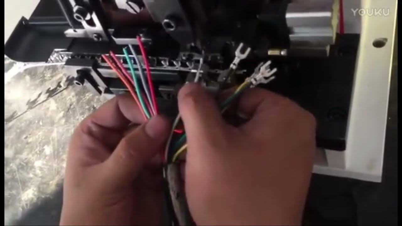 Automatische horizontale krimp- en stripmachine voor terminals