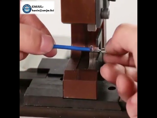 Automatische draadstrip- en crimpmachine met OTP-mal voor geïsoleerde terminals