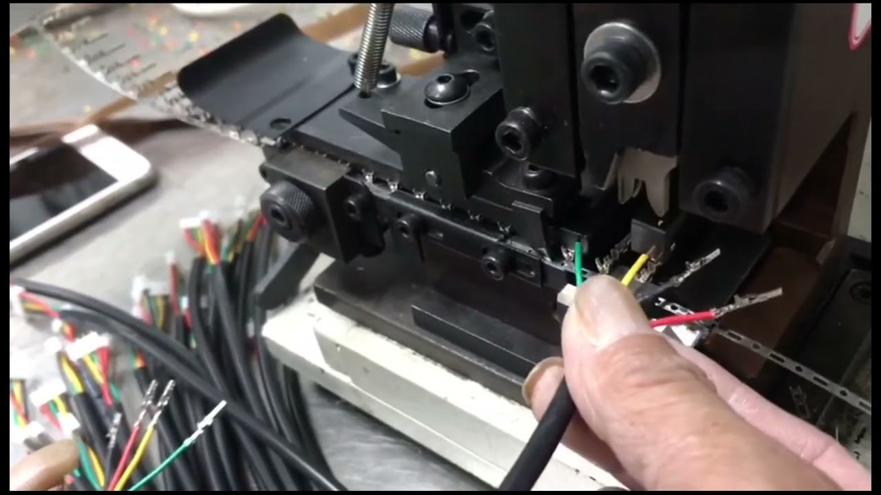 Semi-automatische krimpmachine voor koperkabelconnectoren – te koop