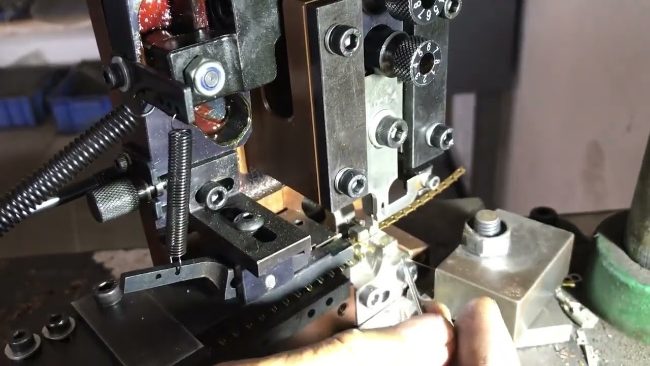 Krimpmachine voor goudpins – Real-shot video van communicatie-terminal apparatuur