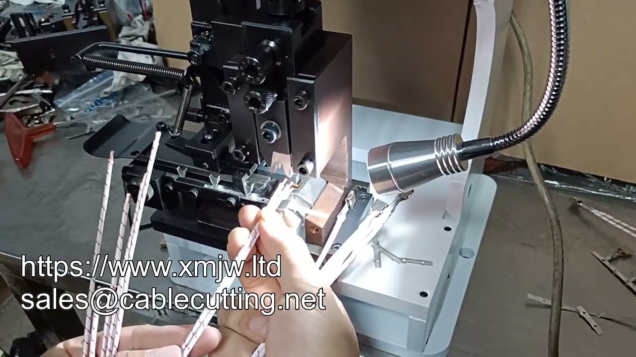 Stille terminalkrimpmachine met OTP-applicator en buigmes voor netterminalkrimpen